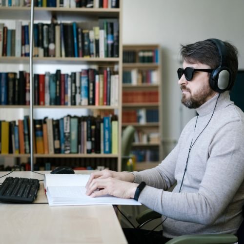 Persona Ciega con tecnología